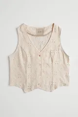 Chaleco de broderie color beige con escote en V y cierre frontal con botones.