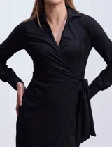 Vestido negro midi cruzado con estampado floral, escote en V y lazo de ajuste en la cintura.