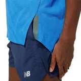 Remera deportiva azul de manga corta para hombre, con logo de New Balance en el pecho y tecnología NB ICEx para mejor ventilación. Tejido de punto jacquard con textura y ribetes reflectantes iridiscentes.