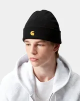 Gorro tipo beanie negro de Carhartt WIP, confeccionado en suave tejido de canalé elástico, con vuelta y detalle del logo bordado en hilo amarillo en el frente.