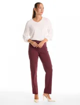 Pantalón de vestir color verde militar, de corte recto y entallado. Presenta una cintura ancha de soporte, nervadura central vertical y bolsillos posteriores simulados.