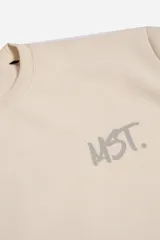 Remera de manga corta en color verde oscuro, confeccionada en tejido con textura tipo waffle. Presenta un diseño minimalista con el logo 'MST.' estampado en tono beige en el pecho y un corte regular con estructura firme.