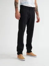 Pantalón de jean negro, de corte recto, con bolsillos delanteros y traseros.