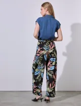 Camisa blanca sin mangas de lyocell, con cuello con solapa, abertura central con botones y bolsillos delanteros aplicados.