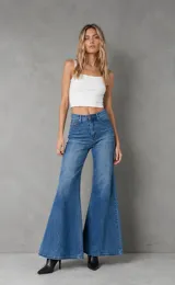 Jean de tiro alto con corte oxford, confeccionado en denim azul clásico. Presenta un diseño de pierna ancha y acampanada con costuras verticales que estilizan la silueta.