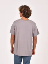 Remera de cuello redondo y manga corta, con diseño básico y corte holgado.