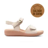 Sandalia de cuero color beige con doble tira con ajuste de velcro.
