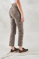 Pantalón de jean con estampado animal print, tiro medio y corte flare.
