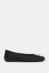 Zapato tipo bailarina deportiva de color negro, con suela de goma y detalle de lazo en la puntera redonda.