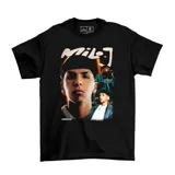 Remera negra de algodón con estampado fotográfico del artista Milo J en el frente y tipografía estilo graffiti.