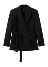 Blazer negro de corte recto, con solapas de muesca, bolsillos con solapa en los laterales y cierre frontal de un botón.