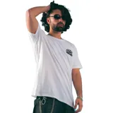 Remera blanca de manga corta con cuello redondo y logo estampado en el pecho.