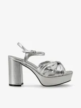 Sandalia de plataforma color plateado con detalle de nudo en la parte delantera, cierre de hebilla en el tobillo y taco ancho de 7cm.