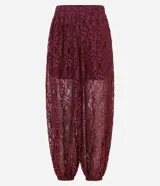 Pantalón aladín de encaje floral bordó, de calce amplio con cintura elástica y puños ajustados en los tobillos.