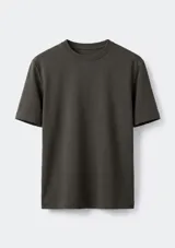 Remera básica lisa de manga corta y cuello redondo, de corte regular.