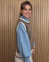 Chaleco tejido de punto color verde con detalles en tostado en el cuello redondo, sisas y dobladillo inferior.