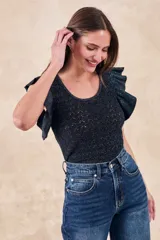 Top de punto calado color beige con brillo metalizado, escote redondo y mangas cortas con volados.