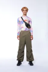 Top de lycra de manga larga con cuello alto y estampado floral multicolor.