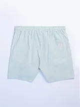 Shorts celestes con finas rayas verticales blancas, cintura elastizada con cordón ajustable y logo de la marca en la parte inferior.