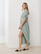 Kaftan largo color verde salvia, con mangas cortas y detalle de puntilla bordada en el área del busto y cintura. Posee un lazo ajustable en el centro del frente.