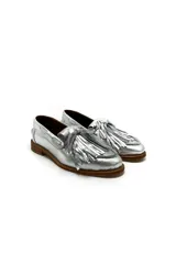 Mocasines negros de cuero con detalle de flecos y lazo en la parte delantera.