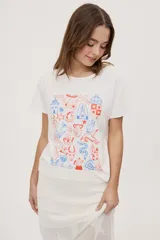 Remera de manga corta y cuello redondo color blanco, con estampa frontal multicolor de ilustraciones de estilo gráfico.