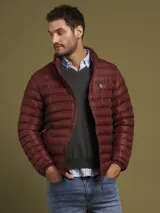 Campera puffer color bordó con cierre frontal y bolsillos laterales con cierre.