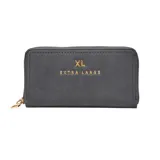 Billetera grande de símil gamuza color gris oscuro, con cierre perimetral y herrajes dorados. Presenta el logo "XL EXTRA LARGE" en dorado en el frente. Cuenta con compartimento interno con divisor central y cierre, múltiples espacios para tarjetas y bolsillos internos para billetes.