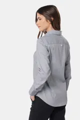 Camisa rayada entallada de manga larga, textura suave al tacto. Contiene spandex para un mejor calce.