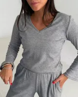 Remera de lanilla con textura acanalada, escote en V y mangas largas estilo oxford. Presenta un diseño ajustado al cuerpo.