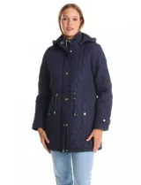 Campera capitoneada de corte clásico, con cuello alto, capucha desmontable y cierre frontal con broches a presión dorados. Presenta cordón de ajuste en la cintura con terminales metálicas y bolsillos frontales con broche.