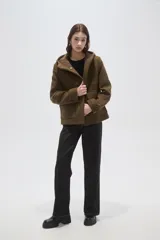 Campera tipo duffle coat de lana en color verde oliva, con capucha, cierre frontal mediante botones tipo toggle y bolsillos delanteros con solapa.