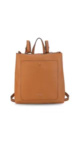Mochila de diseño moderno y funcional, confeccionada en símil cuero con textura granulada. Cuenta con un bolsillo frontal con broche, cierre principal superior, manija superior y correas ajustables. Incluye logo de la marca grabado en el frente.