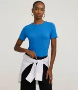 Blusa básica de viscosa color azul, con escote redondo y manga corta.