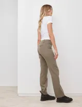 Pantalón de vestir azul marino, marca Zac & Rachel, con pretina con broche interno y cierre metálico. Delantera con bolsillos simulados y trasera con bolsillos ojal.