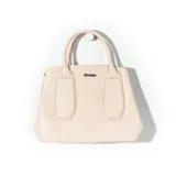 Cartera de mano color beige, de símil cuero, con doble asa corta y aplique metálico con el nombre de la marca.