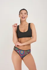 Top de bikini negro con breteles anchos y corte deportivo.