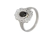 Anillo de plata 925 con circonia negra redonda engarzada en un diseño floral calado.