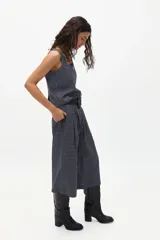 Bermuda de lino con estampado de cuadros en tonos azul marino y blanco.