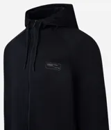Saco negro de fleece con capucha, cierre de cremallera y cordón para ajustar la capucha.