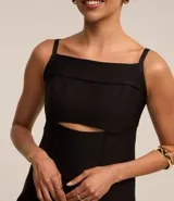 Vestido corto negro con escote cuadrado, breteles finos, corte a la cintura y falda balonê. Presenta un corte en el pecho y cierre con cremallera en la espalda.