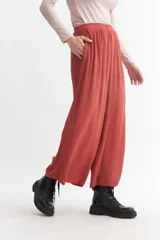 Pantalón palazzo verde con cintura elastizada.