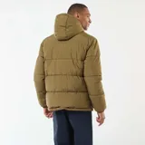 Campera acolchada tipo puffer de color verde oliva, con capucha ajustable, cierre frontal completo y bolsillos laterales con cierre.