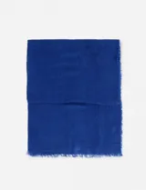 Pashmina de color azul intenso con textura de espiga y bordes desflecados.