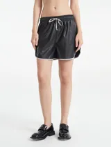 Short negro de cuerina con elástico en la cintura y vivos grises en el ruedo.