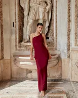 Vestido largo color borgoña, de corte ajustado, con un solo tirante, espalda descubierta y abertura lateral en la falda.