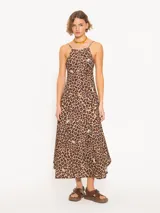 Vestido largo de algodón con estampado animal print y flores. Tiene breteles finos, espalda cavada, quillas en los laterales y se anuda en la espalda.