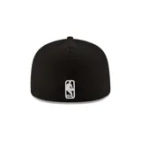 Gorro negro de la marca New Era, modelo 59fifty, con el logo de los Chicago Bulls bordado en blanco en el frente. Es un gorro estructurado de corona alta y visera plana.