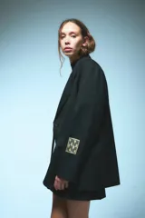 Saco sastrero oversize negro con bolsillos delanteros, forro de tafeta a tono y bordado en la tapa del bolsillo.