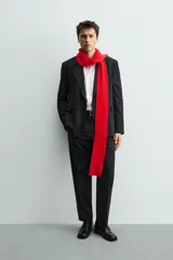 Blazer de corte regular fit confeccionado en tejido con lana, con diseño de raya diplomática. Presenta cuello con solapas de pico, cierre frontal de botonadura cruzada, bolsillos de solapa en la cadera, bolsillo interior y abertura central en la espalda.